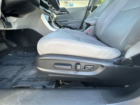 Used 2017 Honda Accord Touring image 12