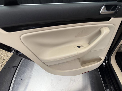 Used 2010 Volkswagen Jetta SEL image 18