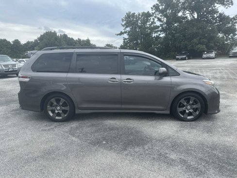 Used 2016 Toyota Sienna SE Premium image 4