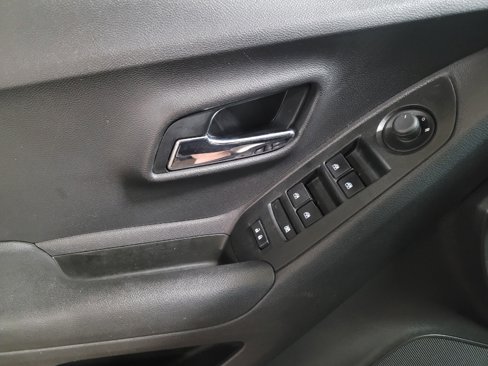 Used 2020 Chevrolet Trax LT w/ LT Convenience Package image 27