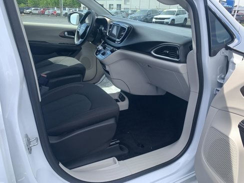 Used 2022 Chrysler Voyager LX image 10