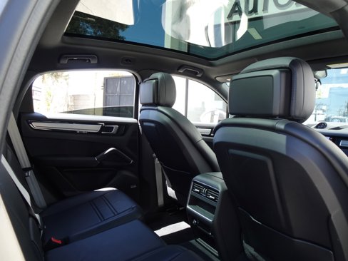 Used 2023 Porsche Cayenne Platinum Edition image 22