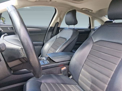 Used 2017 Ford Fusion SE w/ Equipment Group 601A image 5
