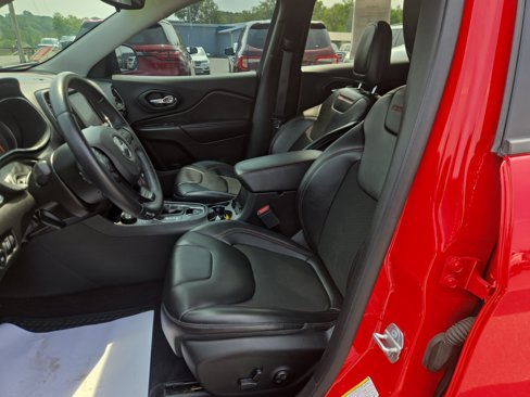 Used 2019 Jeep Cherokee Trailhawk image 12