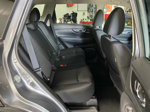 Used 2018 Nissan Rogue SV w/ Premium Package image 16
