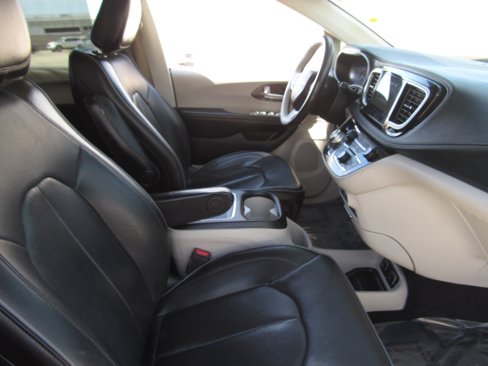 Used 2020 Chrysler Pacifica Limited image 9