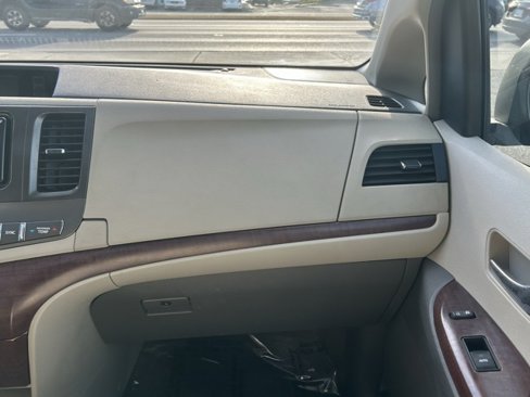 Used 2012 Toyota Sienna XLE image 11