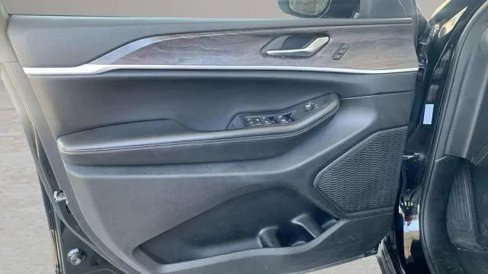 Used 2023 Jeep Grand Cherokee Limited image 4