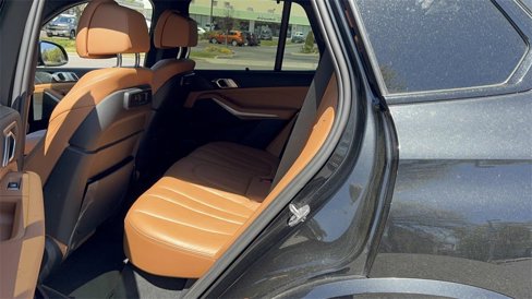 Used 2021 BMW X5 xDrive40i w/ M Sport Package image 11