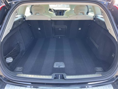 Used 2020 Volvo V60 T5 Momentum image 12