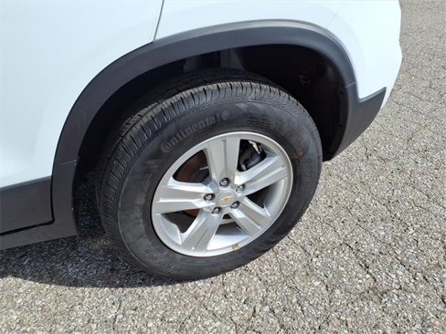 Used 2022 Chevrolet Trax LS w/ Tint and Cruise Package image 4