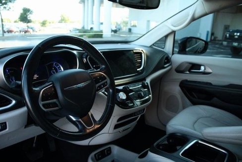 Used 2021 Chrysler Pacifica Touring-L image 4