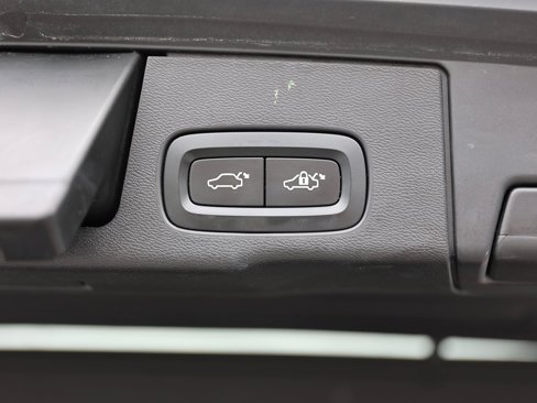 Used 2019 Volvo XC60 T5 Momentum w/ Multimedia Package image 16