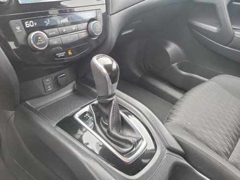 Used 2017 Nissan Rogue SV w/ SV Premium Package image 31