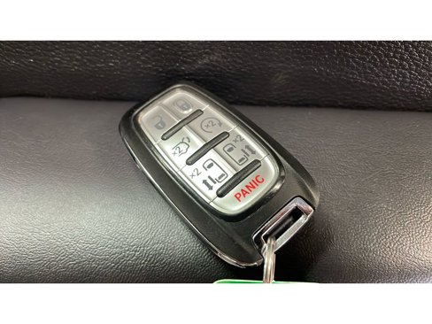 Used 2023 Chrysler Pacifica Touring image 18