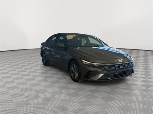 Used 2024 Hyundai Elantra SEL image 2