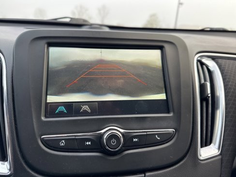 Used 2017 Chevrolet Malibu LT image 11