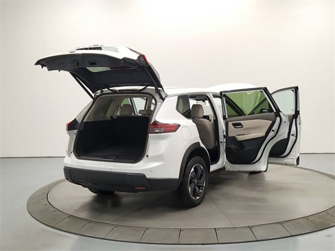 Used 2024 Nissan Rogue SV image 14