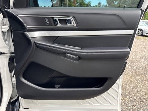 Used 2017 Ford Explorer XLT w/ Equipment Group 202A image 25