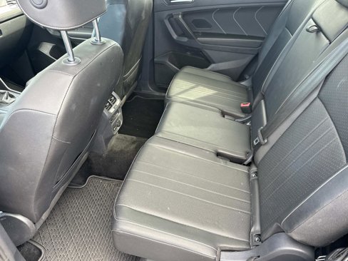Used 2023 Volkswagen Tiguan SE w/ Panoramic Sunroof Package image 15