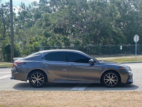 Used 2022 Toyota Camry SE image 6