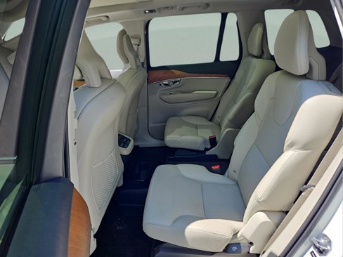 Used 2021 Volvo XC90 T6 Momentum image 12