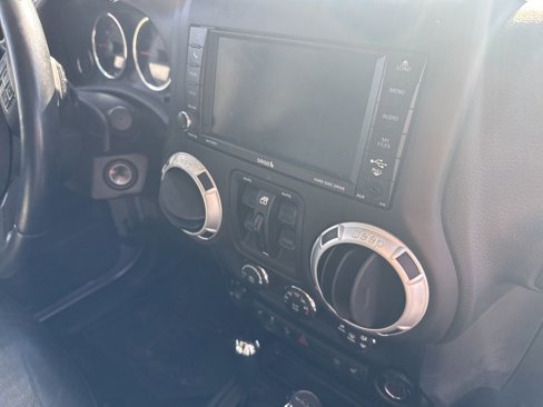Used 2015 Jeep Wrangler Unlimited Sahara w/ Connectivity Group image 35