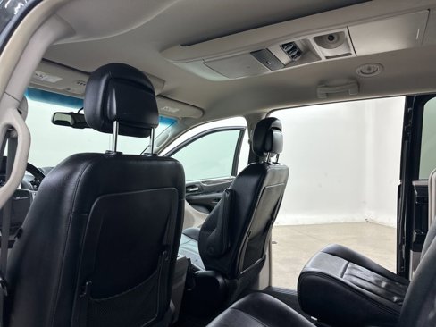 Used 2016 Chrysler Town & Country Touring image 26