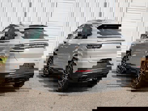 Certified 2022 Porsche Cayenne Platinum Edition image 3