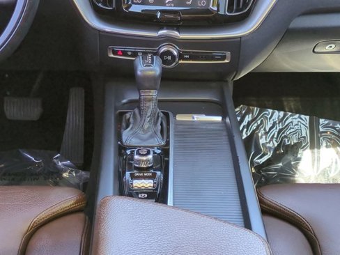 Used 2019 Volvo XC60 T5 Momentum w/ Premium Package image 17