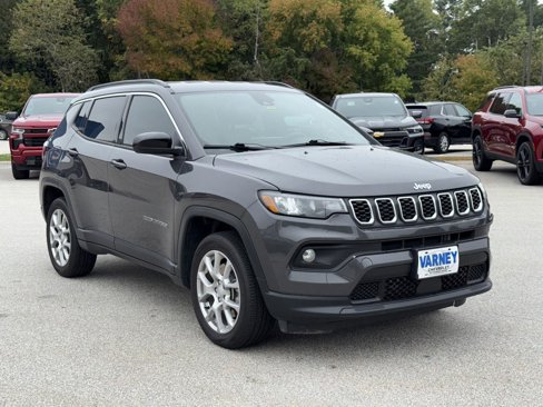Used 2024 Jeep Compass Latitude image 3