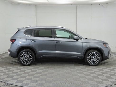 Certified 2025 Volkswagen Taos SE image 5