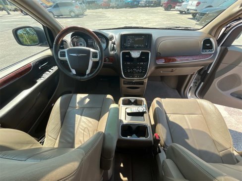 Used 2014 Chrysler Town & Country Limited w/ Luxury Group image 16