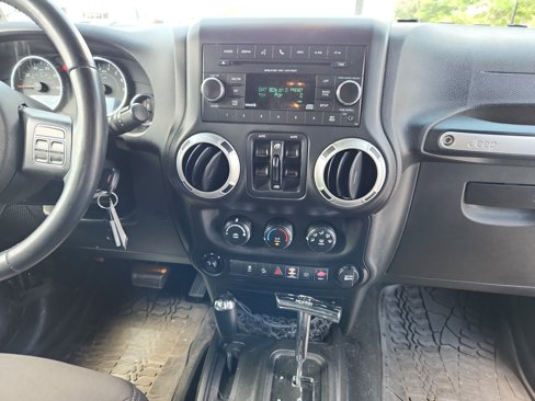Used 2015 Jeep Wrangler Unlimited Sahara w/ Connectivity Group image 20