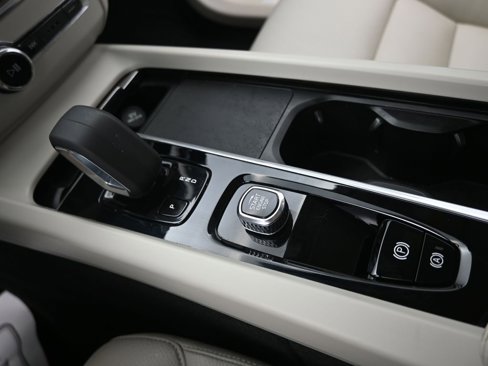 Certified 2022 Volvo XC60 B5 Momentum w/ Advanced Package image 25