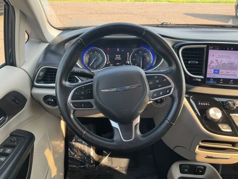 Used 2021 Chrysler Pacifica Touring-L image 4