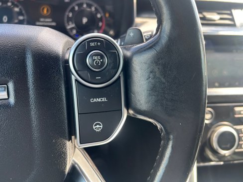 Used 2018 Land Rover Discovery HSE image 16