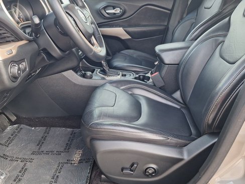 Used 2017 Jeep Cherokee Limited image 11
