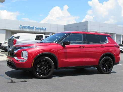Used 2023 Mitsubishi Outlander SE image 2