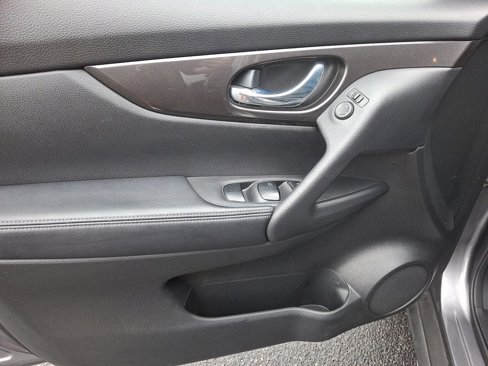 Used 2019 Nissan Rogue SV image 13
