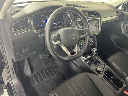 Used 2024 Volkswagen Tiguan SE w/ Panoramic Sunroof Package image 10