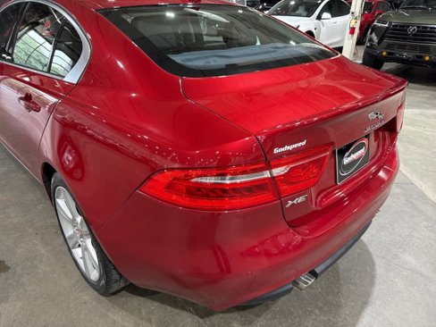 Used 2018 Jaguar XE Premium image 40