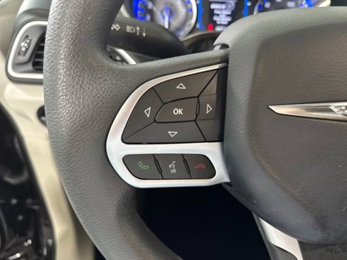 Used 2017 Chrysler Pacifica Touring image 15