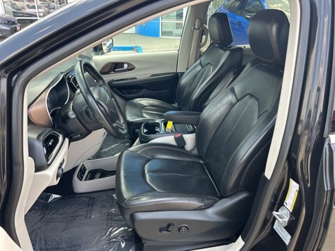 Used 2017 Chrysler Pacifica Touring-L image 19