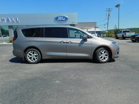 Used 2017 Chrysler Pacifica Touring-L Plus w/ Advanced Safetytec Group image 9
