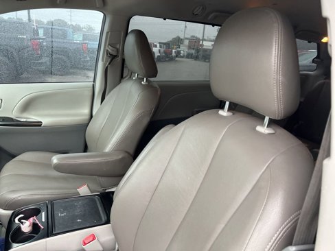 Used 2014 Toyota Sienna LE image 11