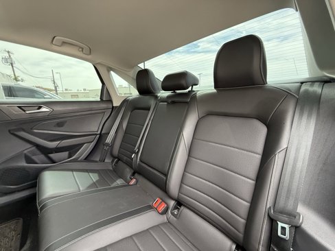 Used 2023 Volkswagen Jetta SE image 8