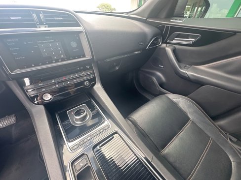 Used 2018 Jaguar F-PACE Prestige image 15