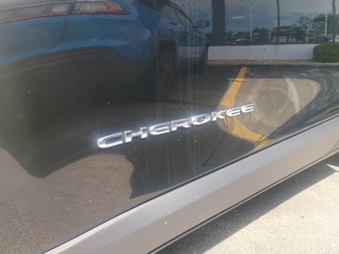 Used 2022 Jeep Cherokee Limited image 5