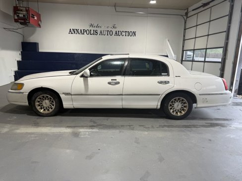 Used 1999 Lincoln Town Car Signature image 1